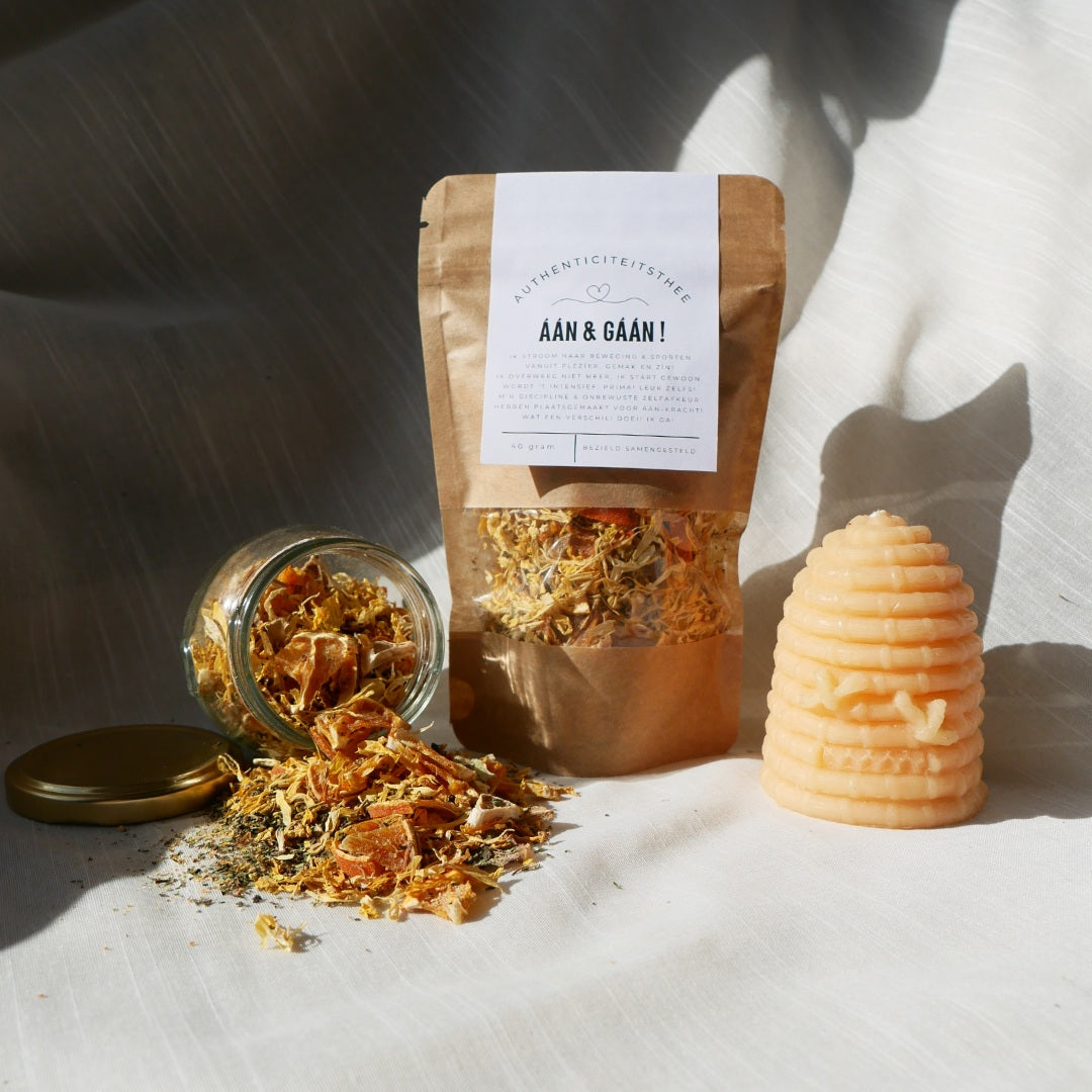 Áán & Gáán-thee. Losse thee. Vlijt en flo ontwaken in je. Die kracht zit al in je en ontwaakt in jezelf dankzij de áán en gáán theemelange! Het zet je doe-kraht aan, zonder discipline en zelfafkeur! Depressieve gevoelens vallen weg.